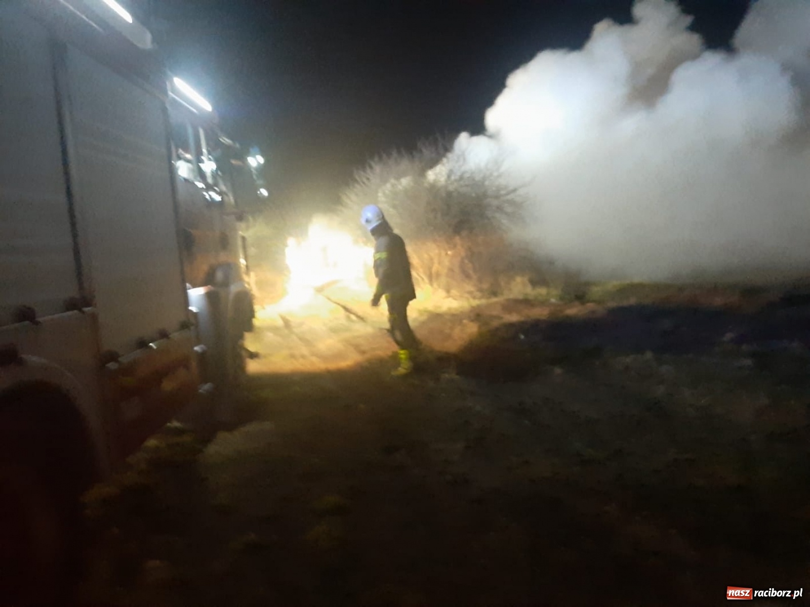 Zdjęcie w galerii na portalu naszraciborz.pl: Łuna ognia pomiędzy Płonią a Brzeziem [FOTO] wiadomości z regionu