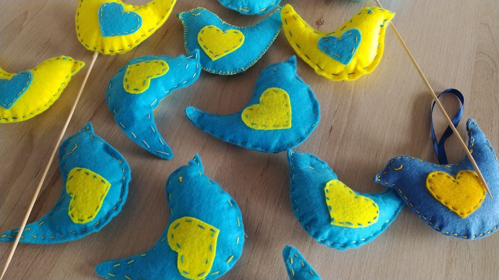 Zdjęcie w galerii na portalu naszraciborz.pl: W Brzeziu powstają niebiesko-żółte mini przytulanki wiadomości z regionu