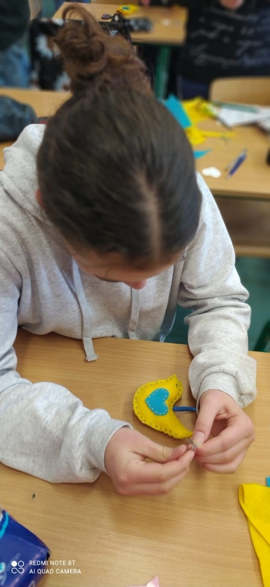 Zdjęcie w galerii na portalu naszraciborz.pl: W Brzeziu powstają niebiesko-żółte mini przytulanki wiadomości z regionu