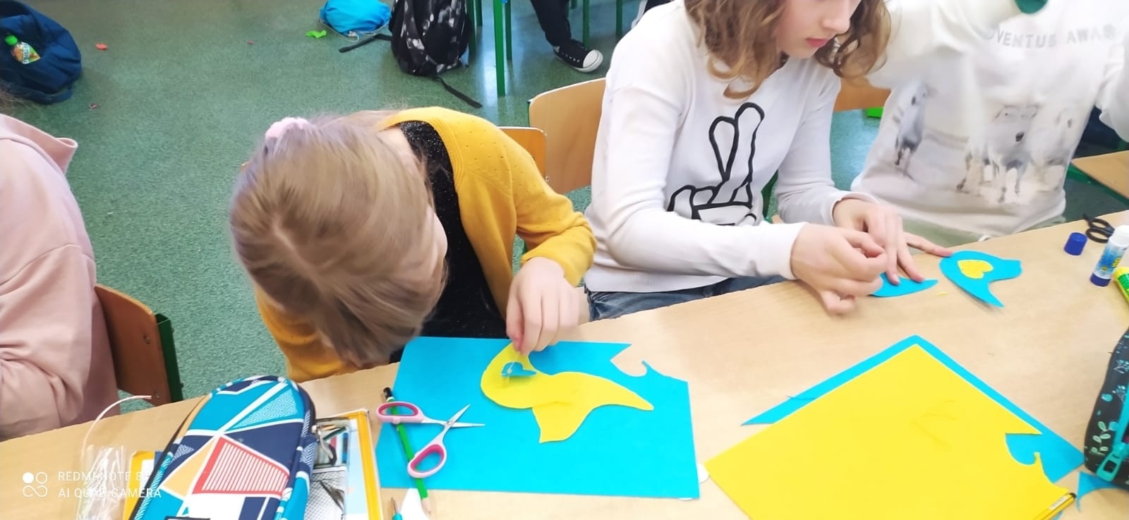 Zdjęcie w galerii na portalu naszraciborz.pl: W Brzeziu powstają niebiesko-żółte mini przytulanki wiadomości z regionu