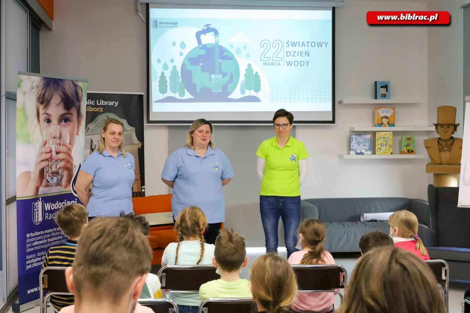 Zdjęcie w galerii na portalu naszraciborz.pl: Dzień Wody z Wodociągami Raciborskimi w bibliotece wiadomości z regionu