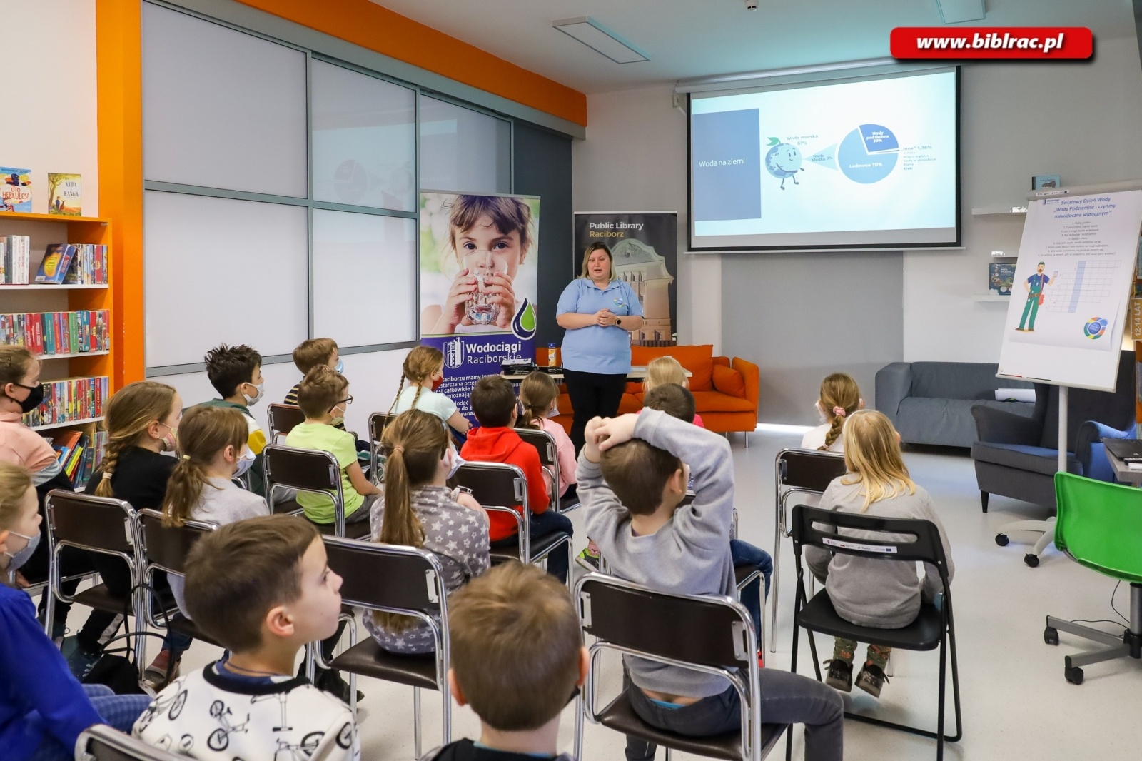 Zdjęcie w galerii na portalu naszraciborz.pl: Dzień Wody z Wodociągami Raciborskimi w bibliotece wiadomości z regionu