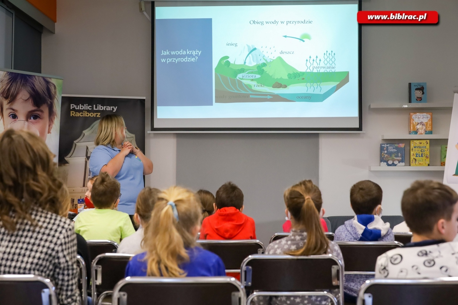 Zdjęcie w galerii na portalu naszraciborz.pl: Dzień Wody z Wodociągami Raciborskimi w bibliotece wiadomości z regionu