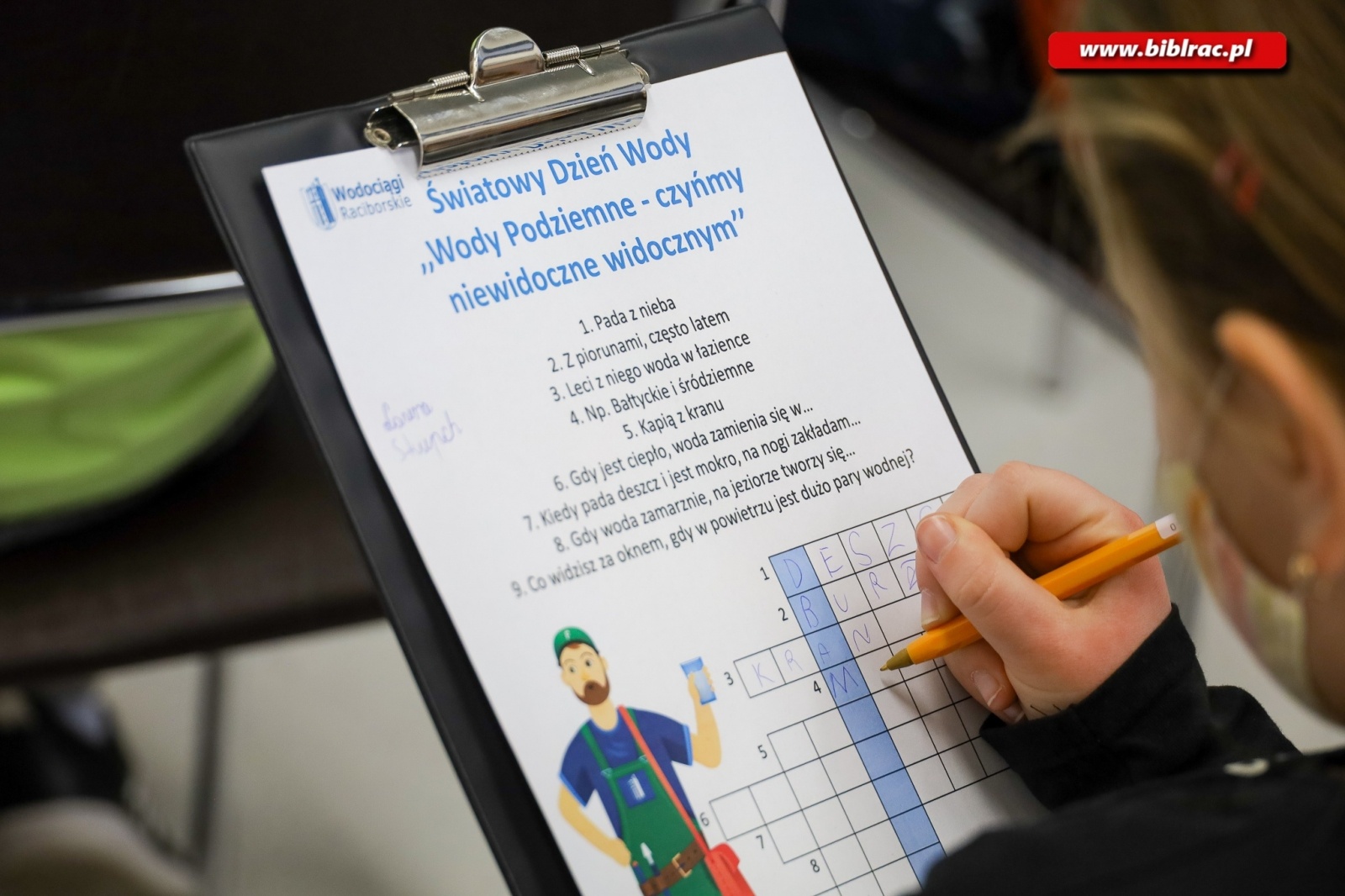 Zdjęcie w galerii na portalu naszraciborz.pl: Dzień Wody z Wodociągami Raciborskimi w bibliotece wiadomości z regionu