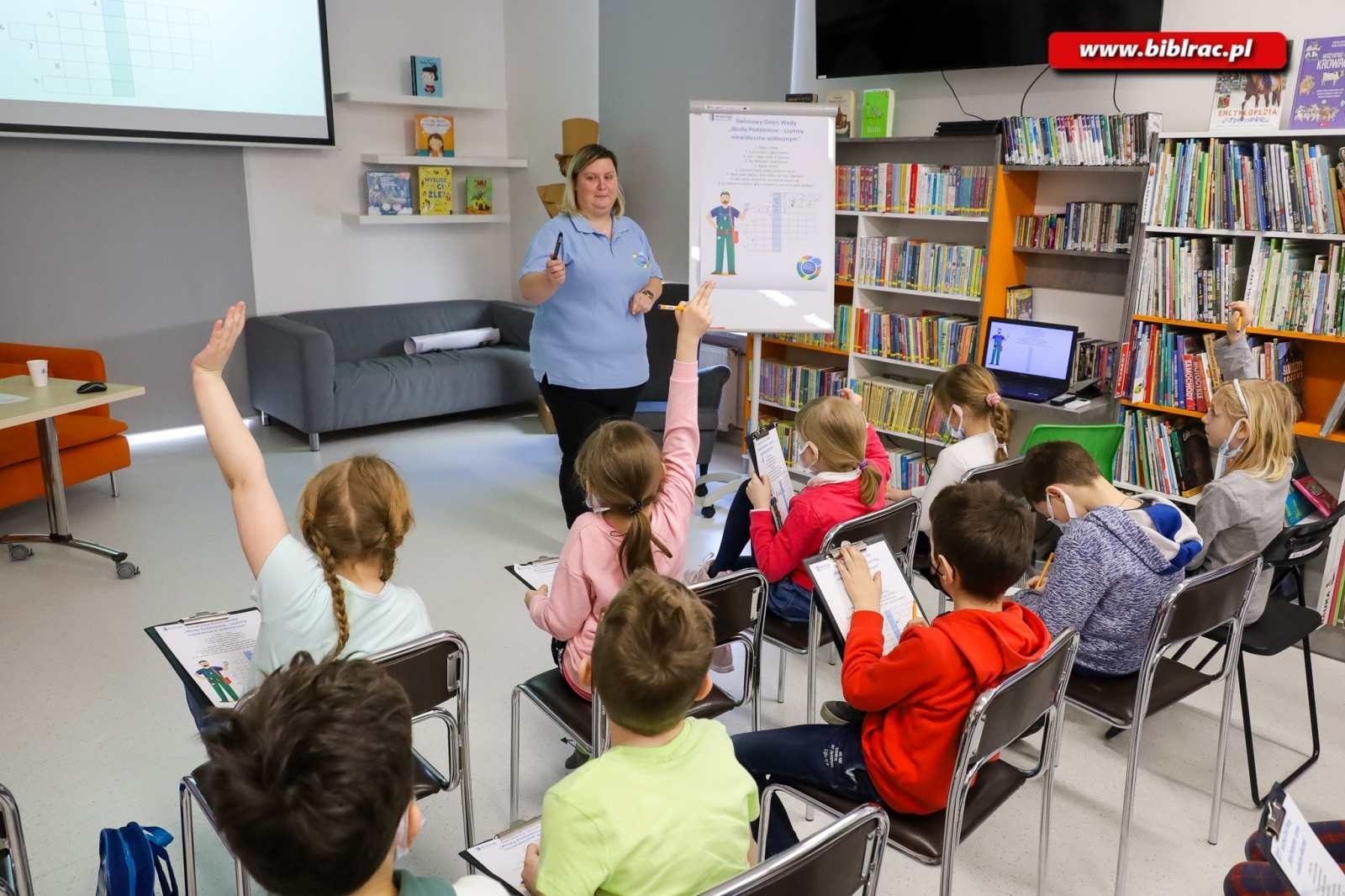 Zdjęcie w galerii na portalu naszraciborz.pl: Dzień Wody z Wodociągami Raciborskimi w bibliotece wiadomości z regionu