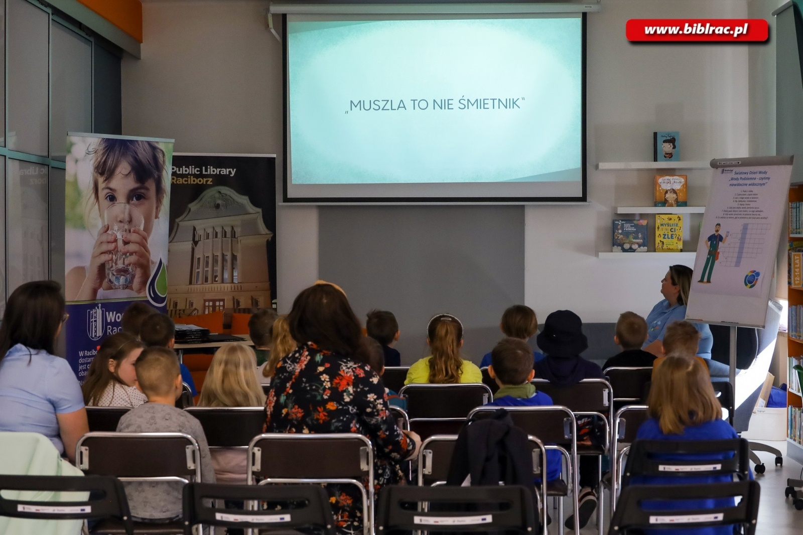 Zdjęcie w galerii na portalu naszraciborz.pl: Dzień Wody z Wodociągami Raciborskimi w bibliotece wiadomości z regionu