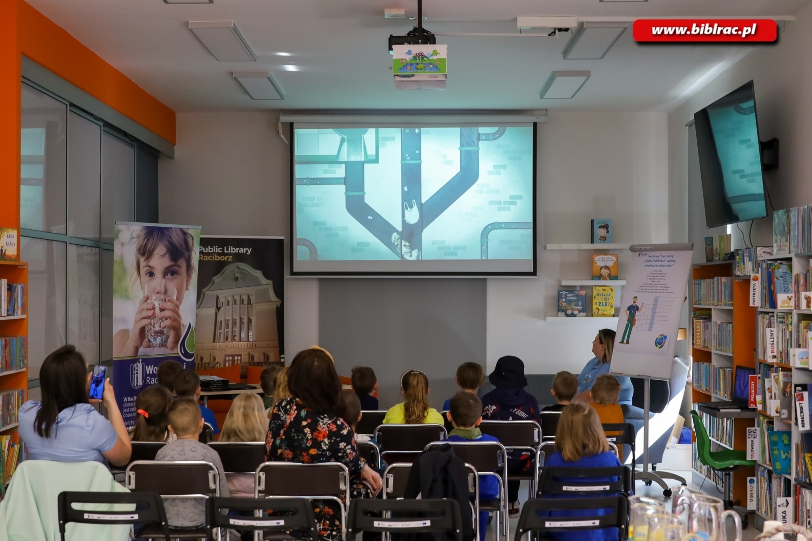 Zdjęcie w galerii na portalu naszraciborz.pl: Dzień Wody z Wodociągami Raciborskimi w bibliotece wiadomości z regionu