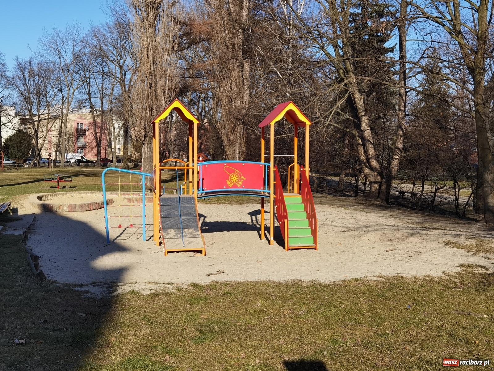 Zdjęcie w galerii na portalu naszraciborz.pl: Piaskownica zamieniona w kuwetę. Co na to magistrat?  wiadomości z regionu