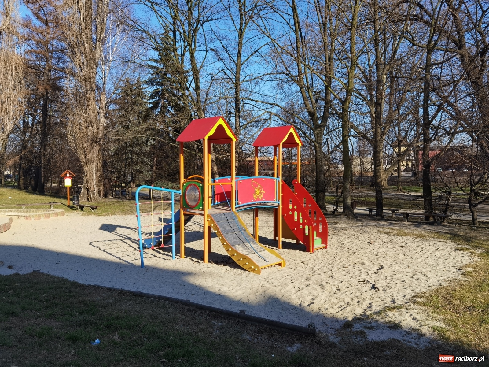 Zdjęcie w galerii na portalu naszraciborz.pl: Piaskownica zamieniona w kuwetę. Co na to magistrat?  wiadomości z regionu