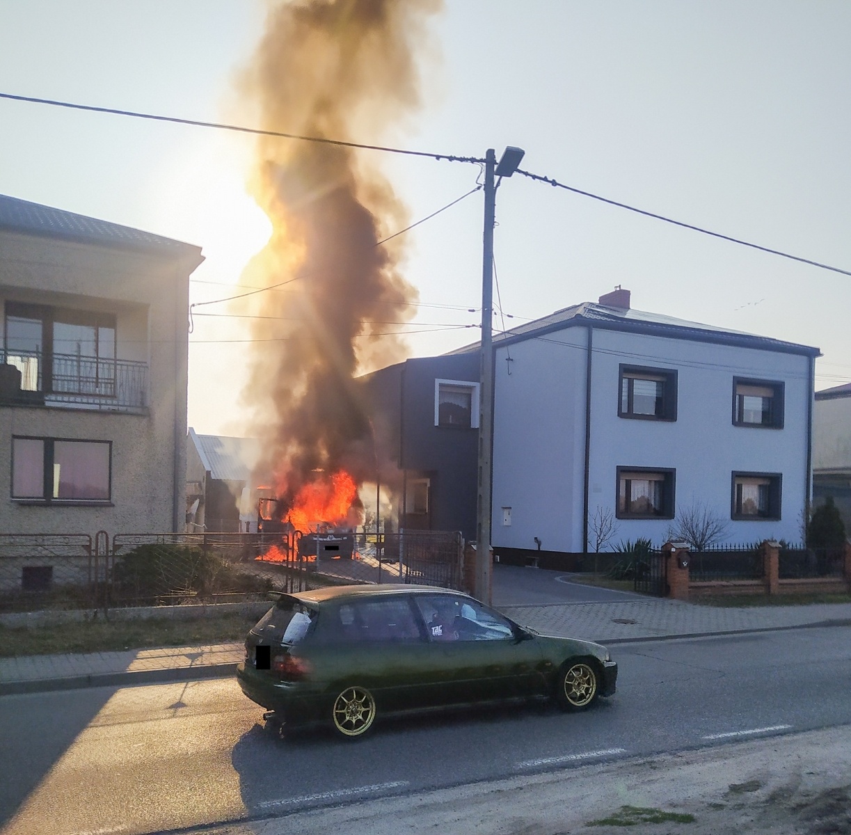 Zdjęcie w galerii na portalu naszraciborz.pl: O krok od pożaru budynku przy Drzewieckiego. Spłonął samochód [FOTO] wiadomości z regionu