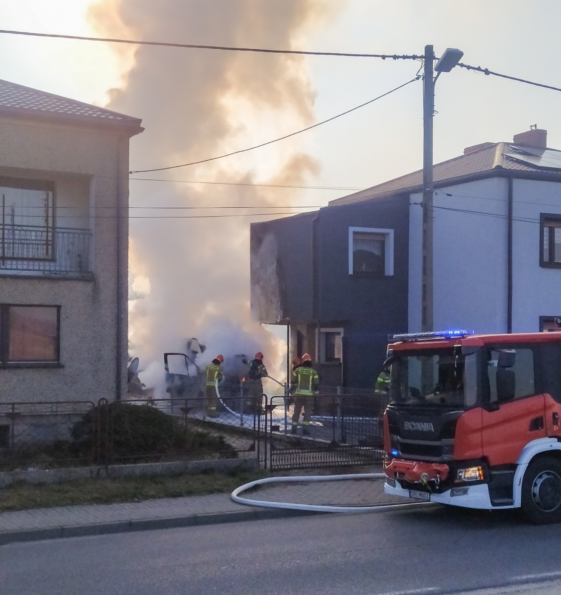 Zdjęcie w galerii na portalu naszraciborz.pl: O krok od pożaru budynku przy Drzewieckiego. Spłonął samochód [FOTO] wiadomości z regionu
