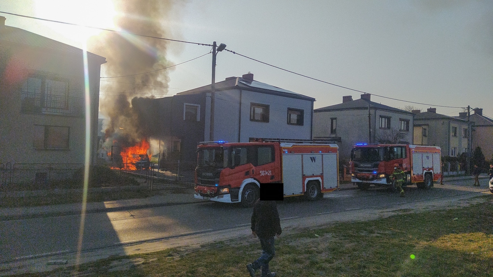 Zdjęcie w galerii na portalu naszraciborz.pl: O krok od pożaru budynku przy Drzewieckiego. Spłonął samochód [FOTO] wiadomości z regionu