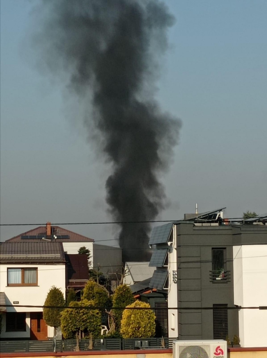 Zdjęcie w galerii na portalu naszraciborz.pl: O krok od pożaru budynku przy Drzewieckiego. Spłonął samochód [FOTO] wiadomości z regionu