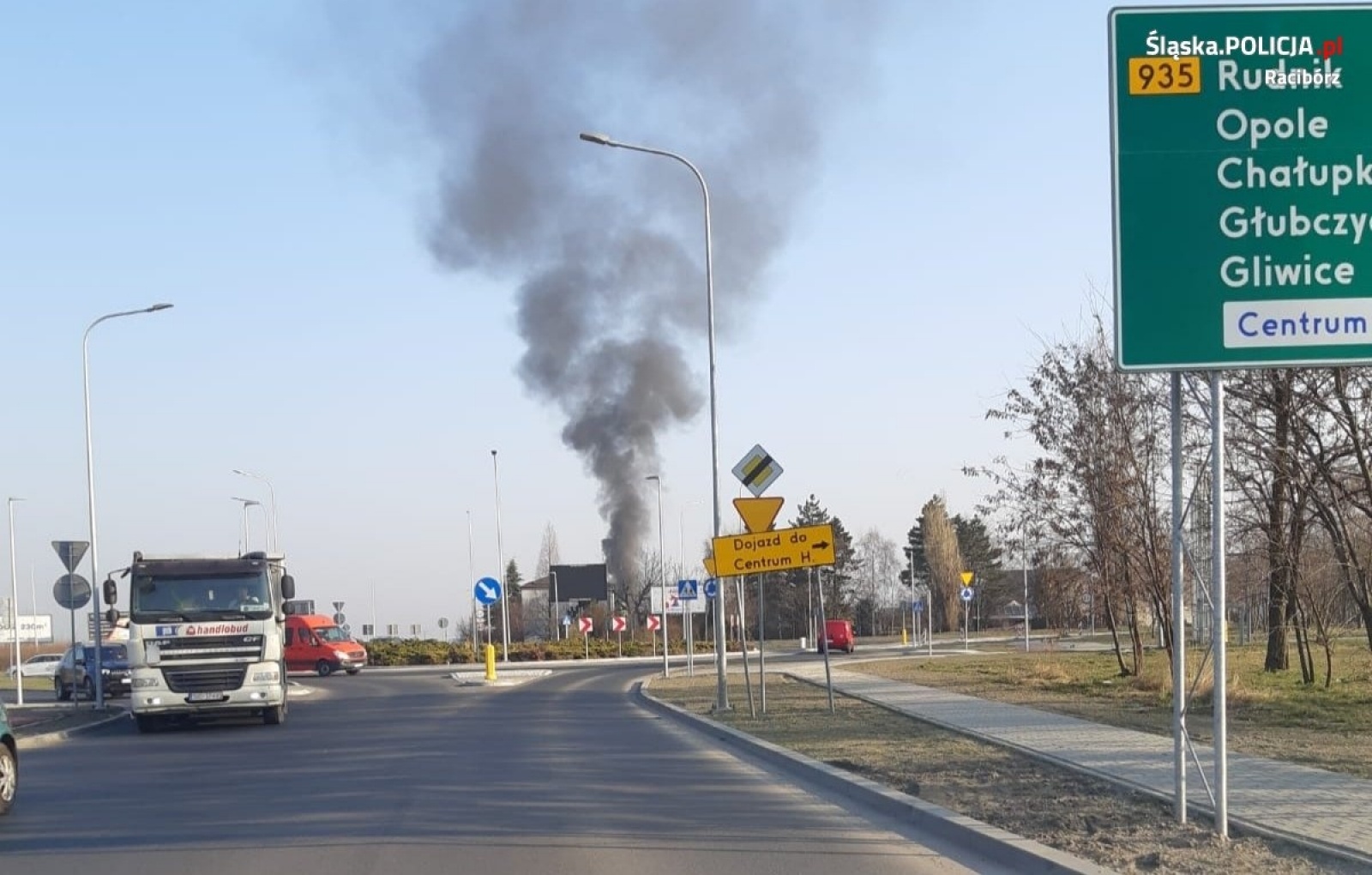 Zdjęcie w galerii na portalu naszraciborz.pl: O krok od pożaru budynku przy Drzewieckiego. Spłonął samochód [FOTO] wiadomości z regionu