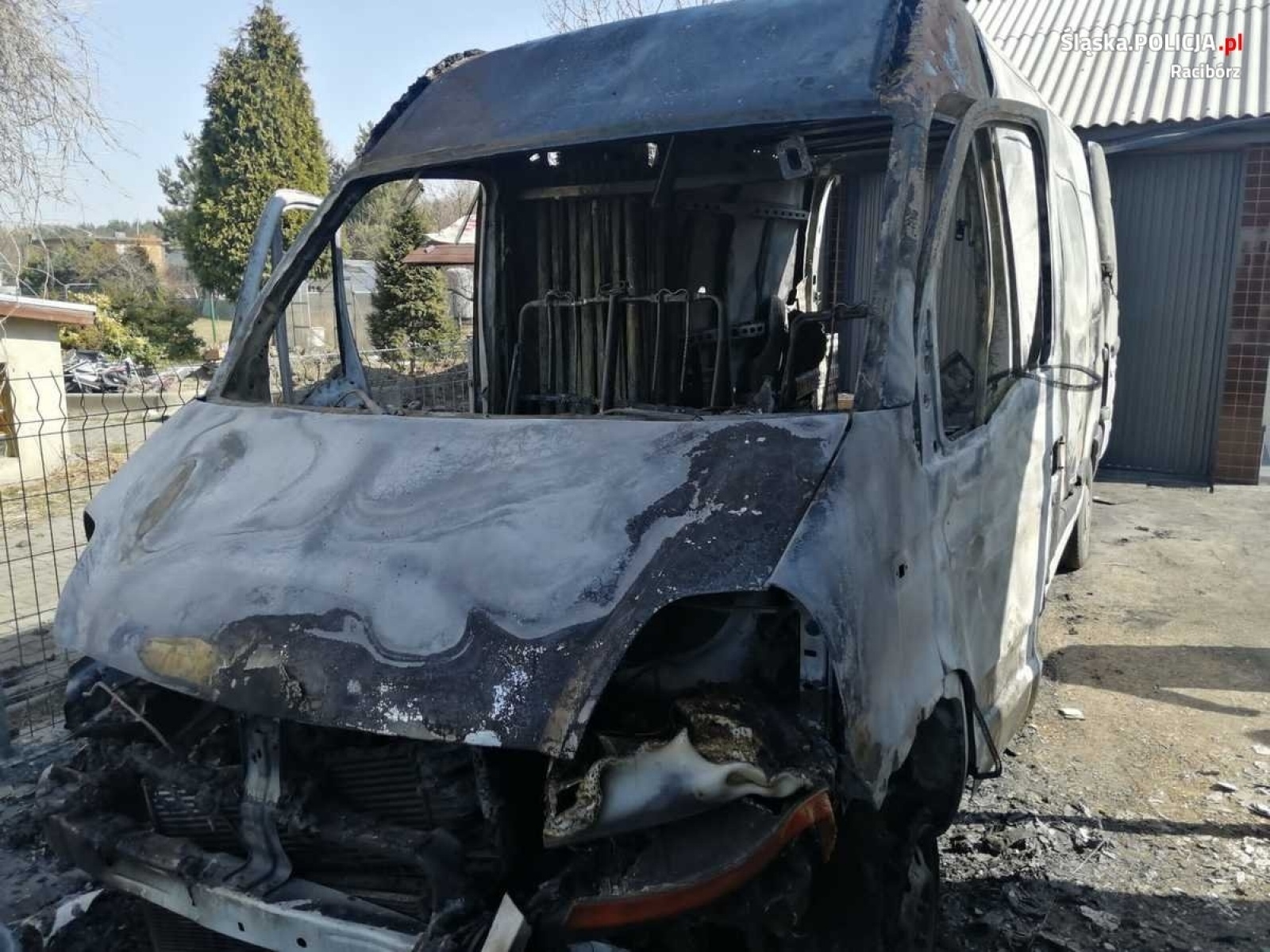 Zdjęcie w galerii na portalu naszraciborz.pl: O krok od pożaru budynku przy Drzewieckiego. Spłonął samochód [FOTO] wiadomości z regionu