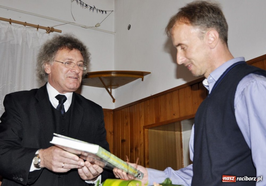 Zdjęcie w galerii na portalu naszraciborz.pl: Po benefisie w Bytomiu gratulacje w gminie wiadomości z regionu