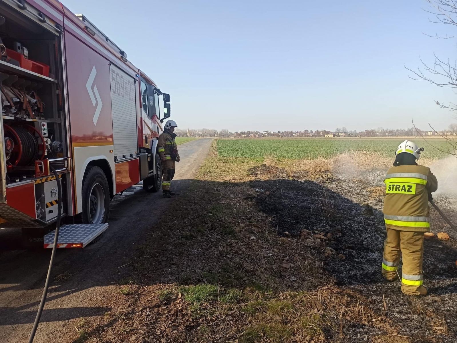 Zdjęcie w galerii na portalu naszraciborz.pl: Raport 998. Głupota nie boli. Pożar trawy w Pietrowicach Wielkich wiadomości z regionu
