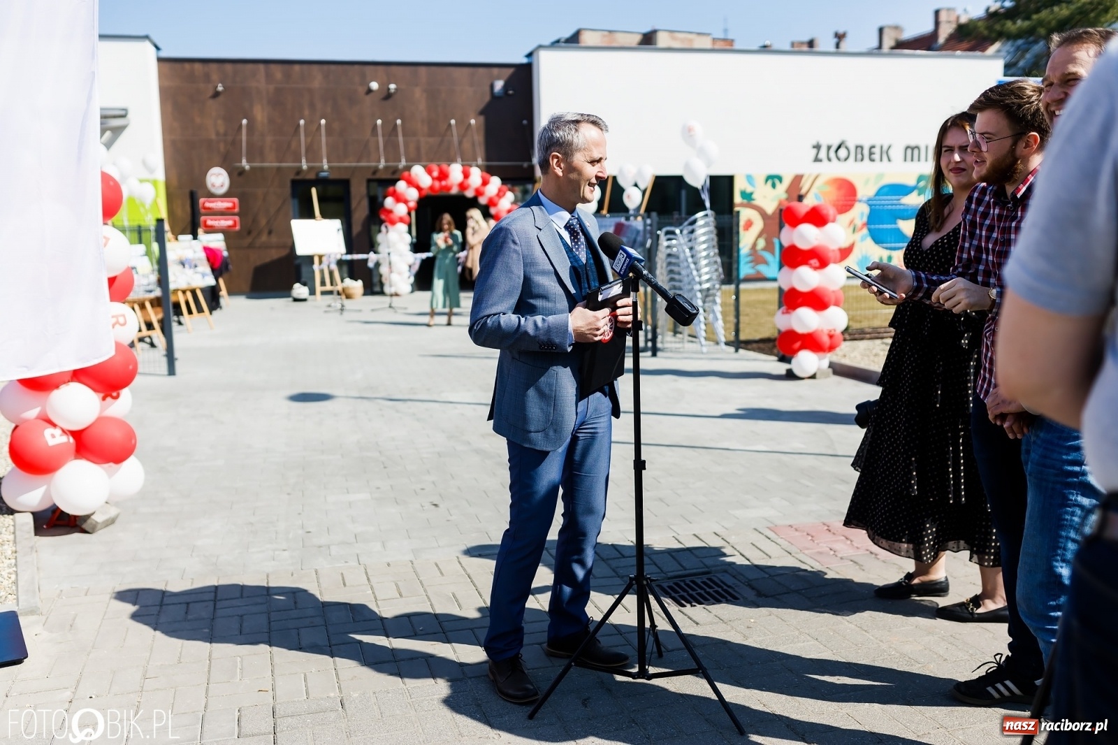 Zdjęcie w galerii na portalu naszraciborz.pl: Spełniona obietnica i superbohater w pelerynie, czyli prezydent i naczelnik otwierają żłobek wiadomości z regionu