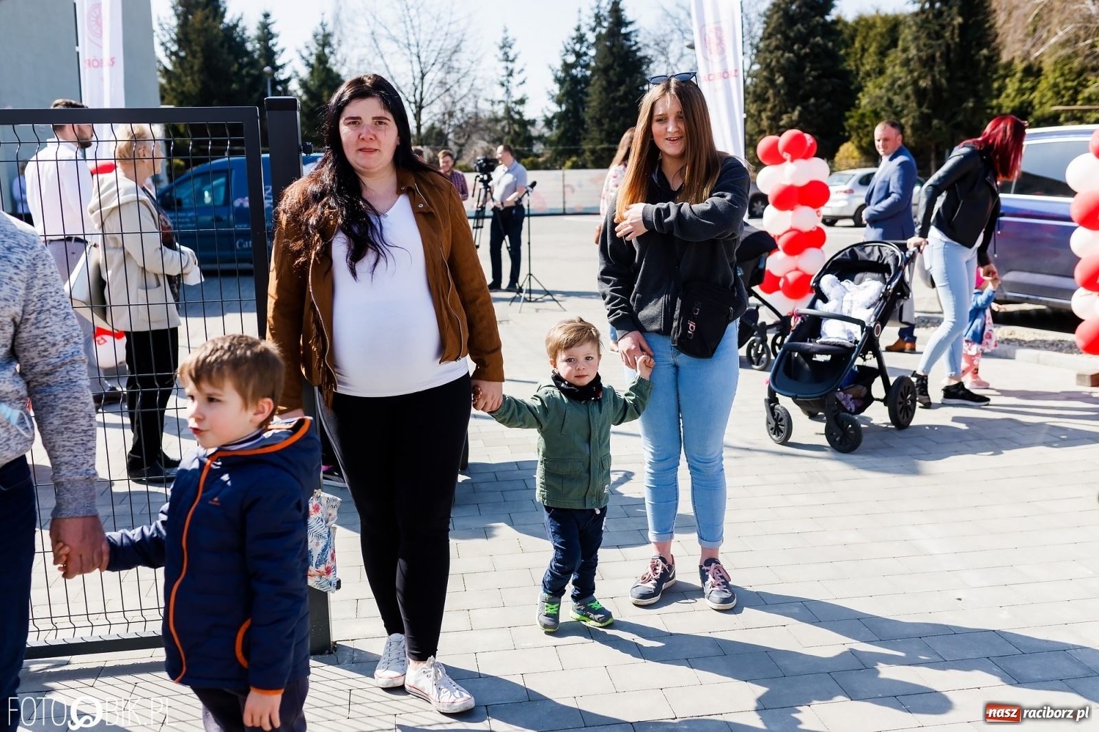 Zdjęcie w galerii na portalu naszraciborz.pl: Spełniona obietnica i superbohater w pelerynie, czyli prezydent i naczelnik otwierają żłobek wiadomości z regionu