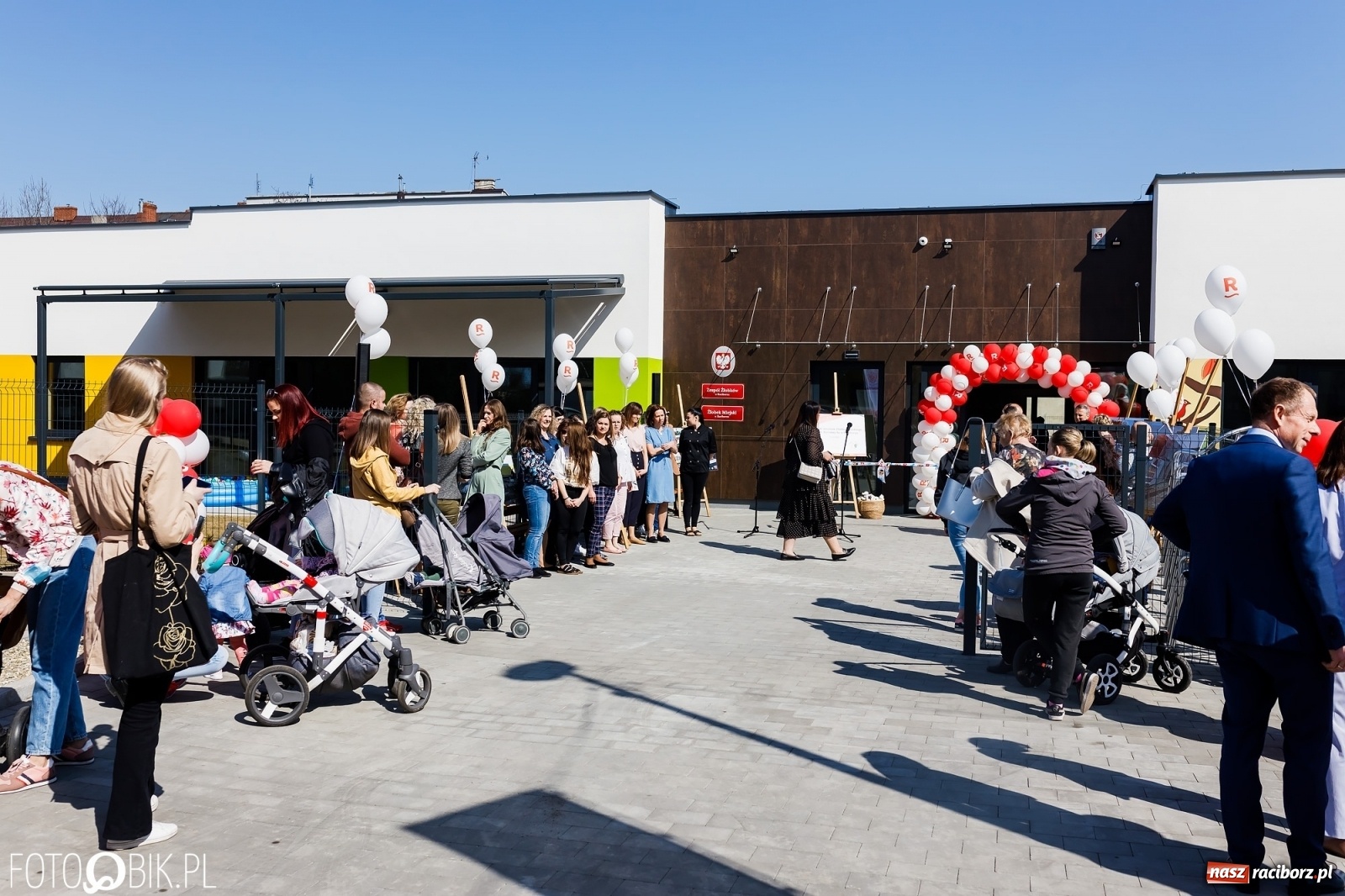 Zdjęcie w galerii na portalu naszraciborz.pl: Spełniona obietnica i superbohater w pelerynie, czyli prezydent i naczelnik otwierają żłobek wiadomości z regionu