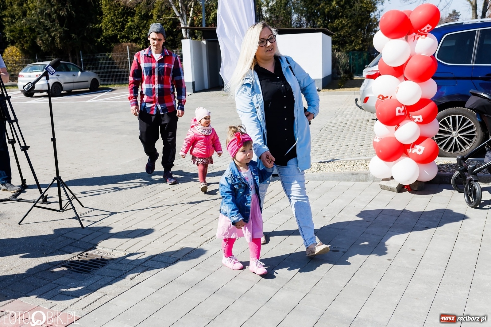 Zdjęcie w galerii na portalu naszraciborz.pl: Spełniona obietnica i superbohater w pelerynie, czyli prezydent i naczelnik otwierają żłobek wiadomości z regionu