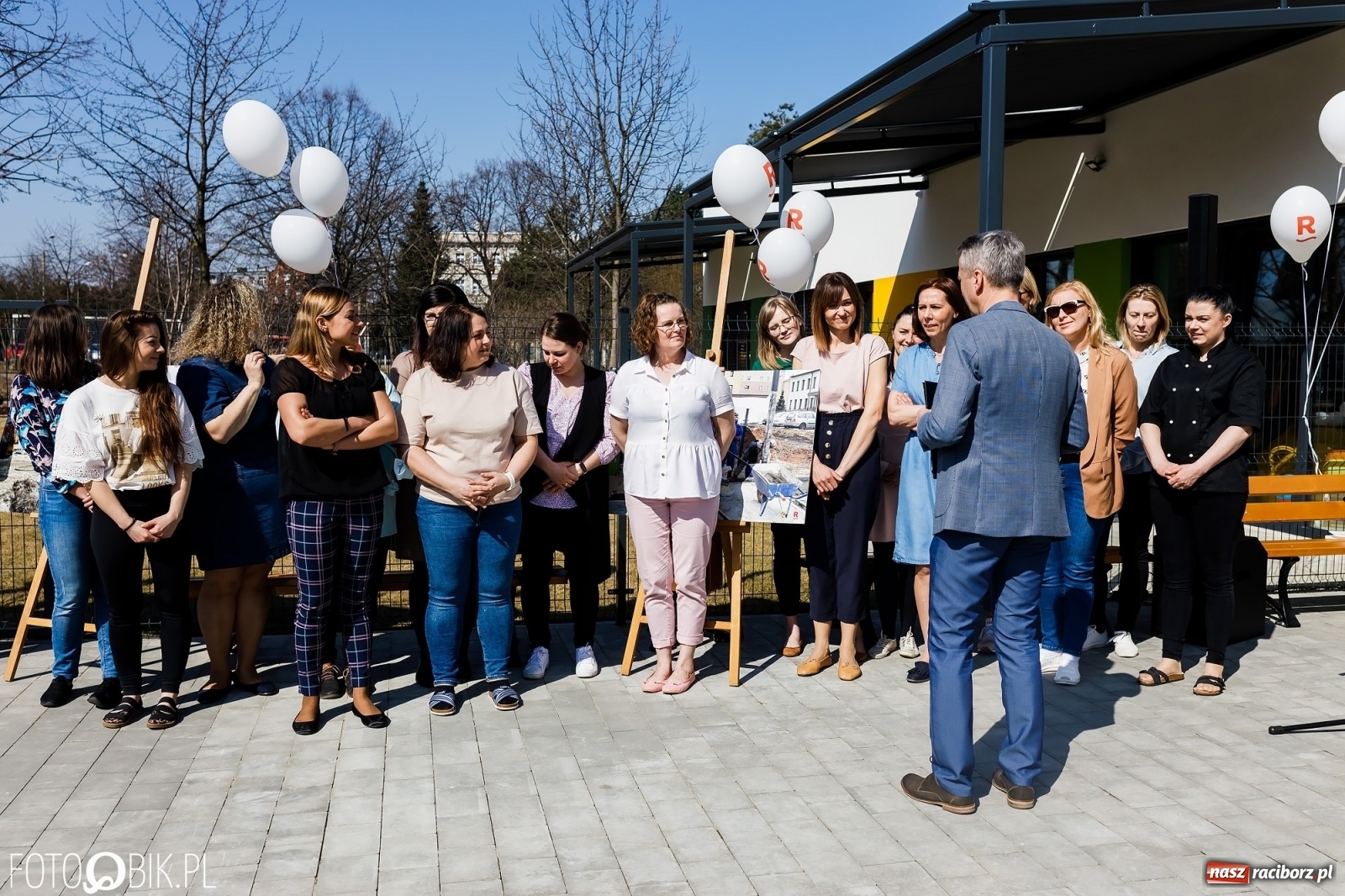 Zdjęcie w galerii na portalu naszraciborz.pl: Spełniona obietnica i superbohater w pelerynie, czyli prezydent i naczelnik otwierają żłobek wiadomości z regionu