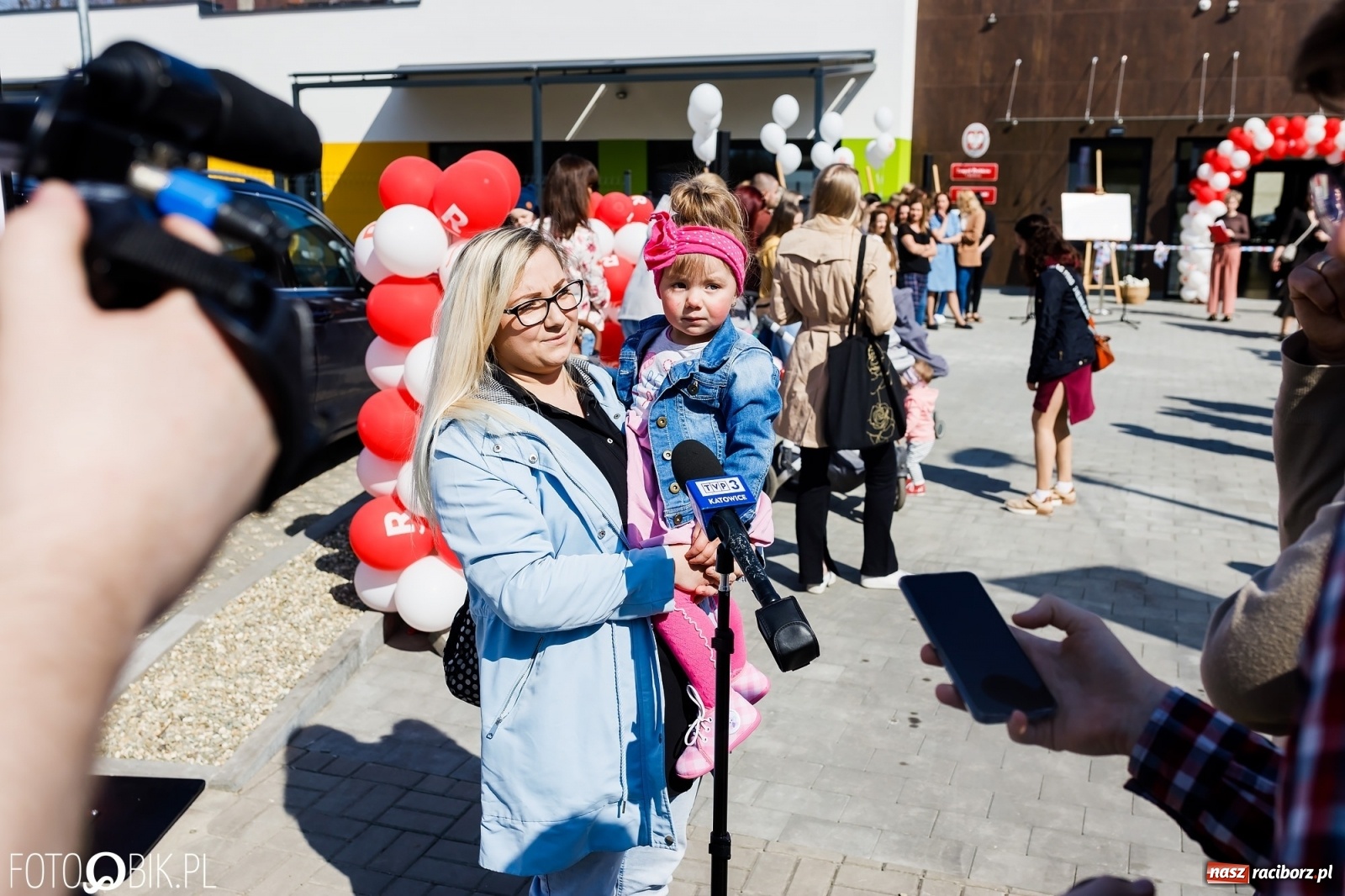 Zdjęcie w galerii na portalu naszraciborz.pl: Spełniona obietnica i superbohater w pelerynie, czyli prezydent i naczelnik otwierają żłobek wiadomości z regionu