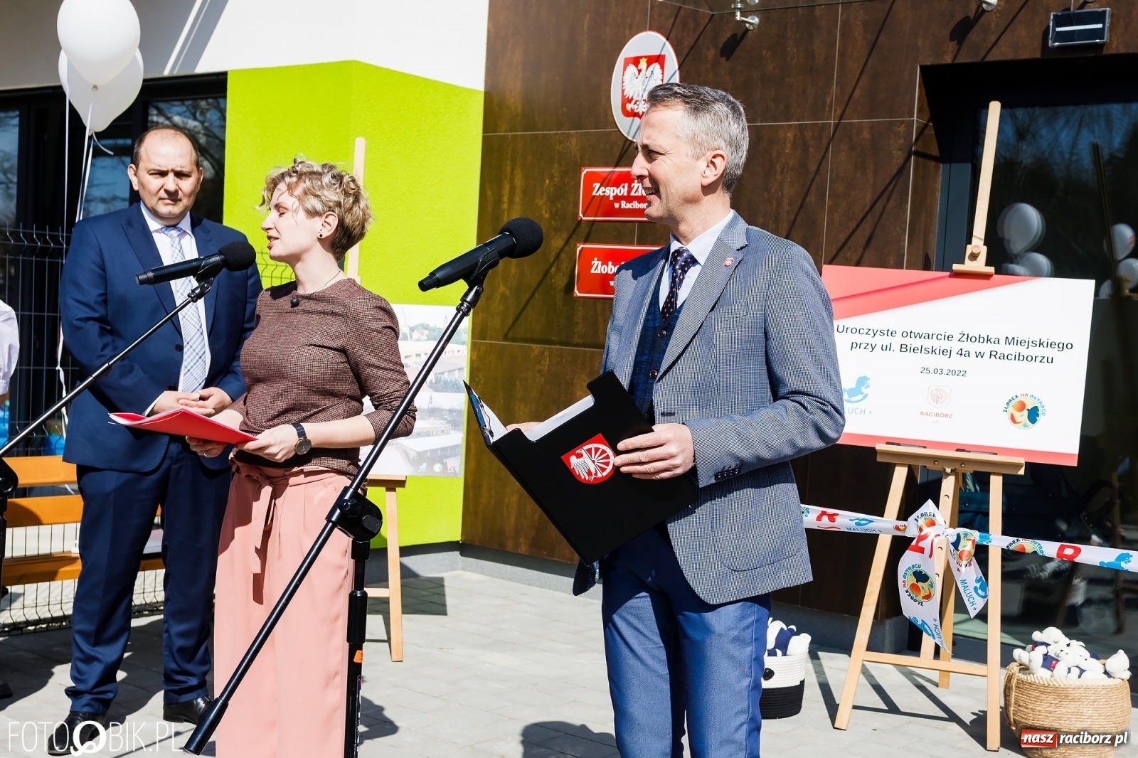 Zdjęcie w galerii na portalu naszraciborz.pl: Spełniona obietnica i superbohater w pelerynie, czyli prezydent i naczelnik otwierają żłobek wiadomości z regionu