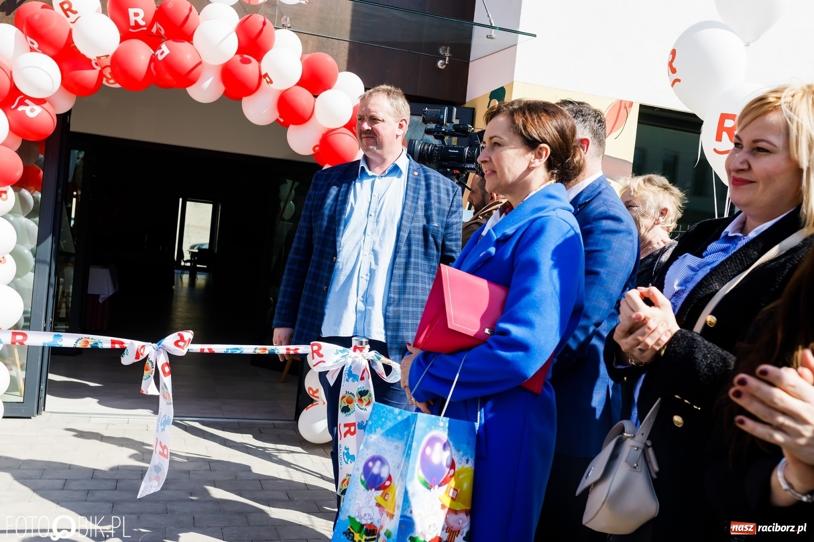 Zdjęcie w galerii na portalu naszraciborz.pl: Spełniona obietnica i superbohater w pelerynie, czyli prezydent i naczelnik otwierają żłobek wiadomości z regionu