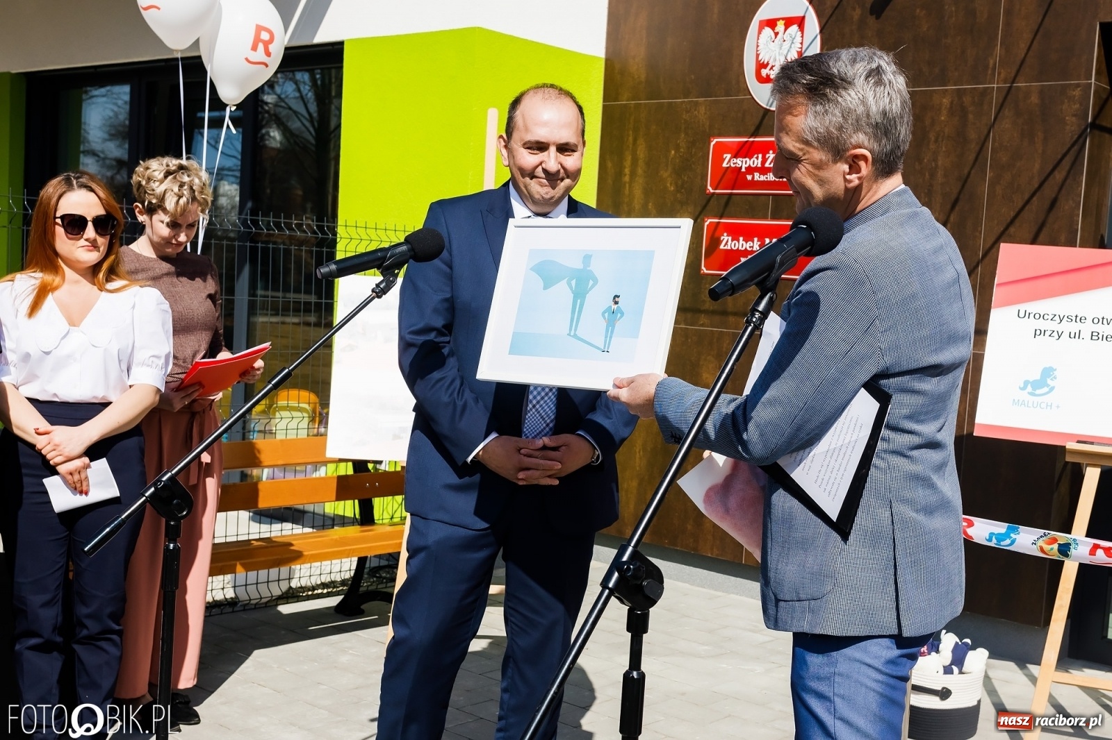 Zdjęcie w galerii na portalu naszraciborz.pl: Spełniona obietnica i superbohater w pelerynie, czyli prezydent i naczelnik otwierają żłobek wiadomości z regionu