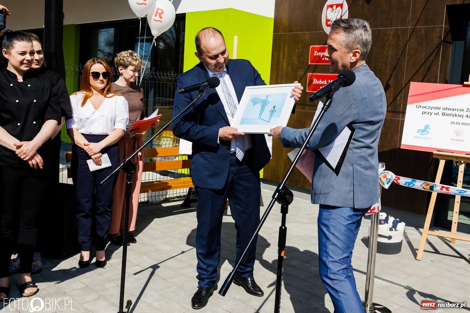 Zdjęcie w galerii na portalu naszraciborz.pl: Spełniona obietnica i superbohater w pelerynie, czyli prezydent i naczelnik otwierają żłobek wiadomości z regionu