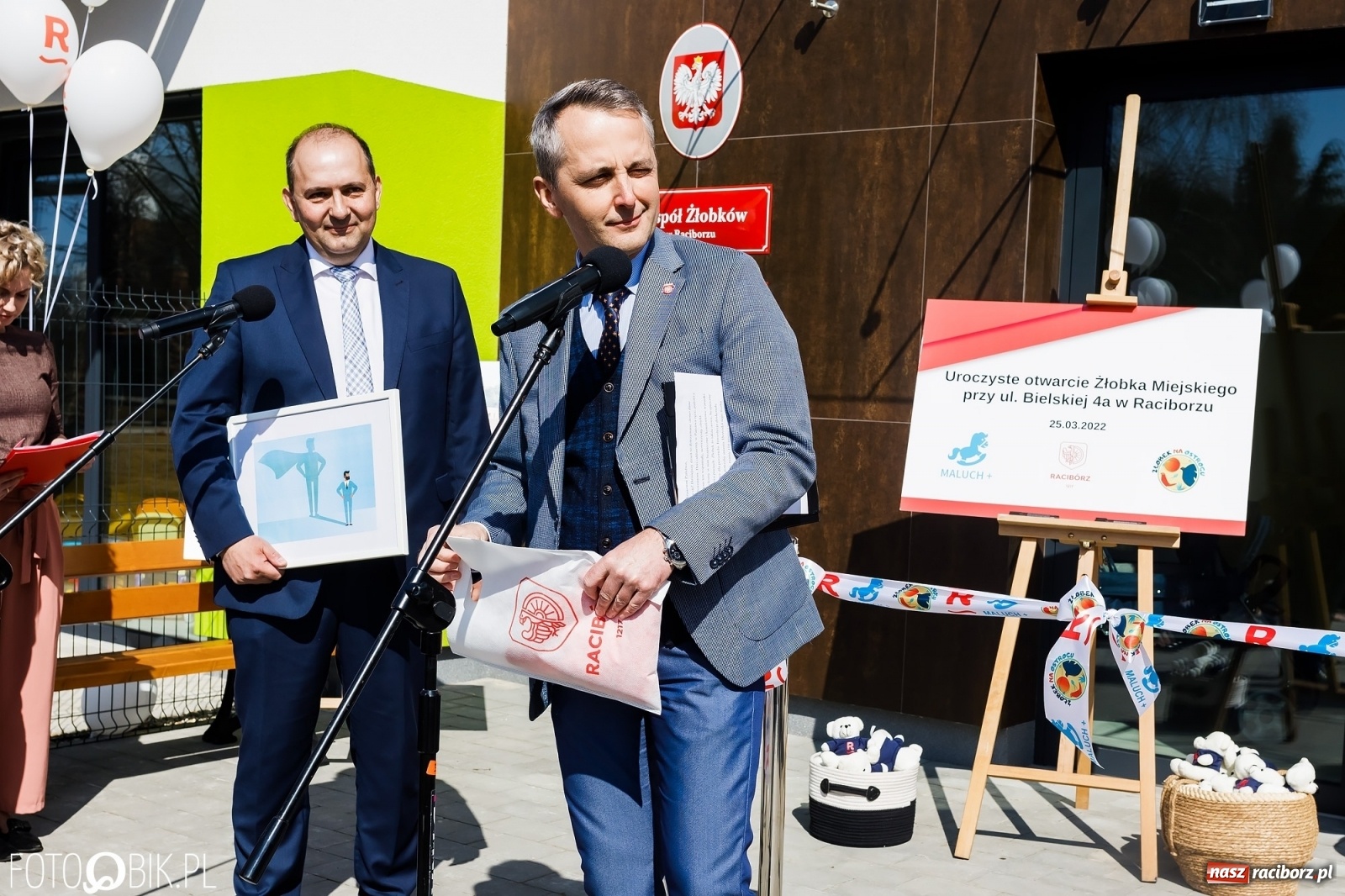 Zdjęcie w galerii na portalu naszraciborz.pl: Spełniona obietnica i superbohater w pelerynie, czyli prezydent i naczelnik otwierają żłobek wiadomości z regionu