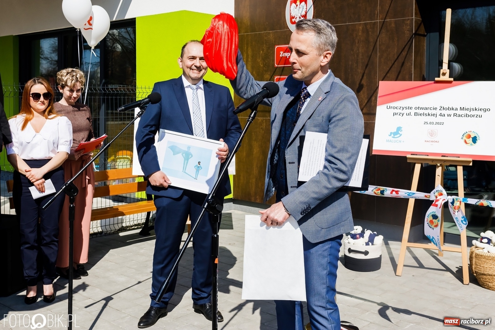 Zdjęcie w galerii na portalu naszraciborz.pl: Spełniona obietnica i superbohater w pelerynie, czyli prezydent i naczelnik otwierają żłobek wiadomości z regionu