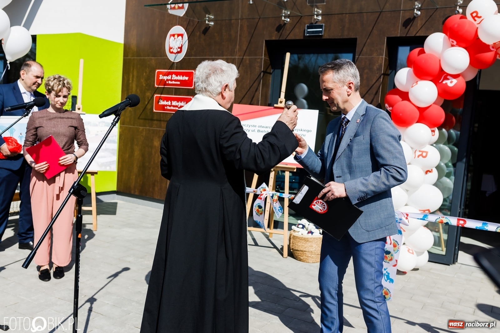 Zdjęcie w galerii na portalu naszraciborz.pl: Spełniona obietnica i superbohater w pelerynie, czyli prezydent i naczelnik otwierają żłobek wiadomości z regionu