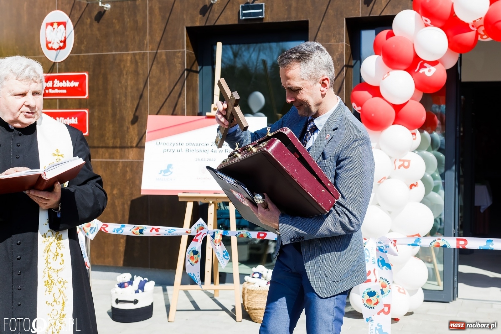 Zdjęcie w galerii na portalu naszraciborz.pl: Spełniona obietnica i superbohater w pelerynie, czyli prezydent i naczelnik otwierają żłobek wiadomości z regionu
