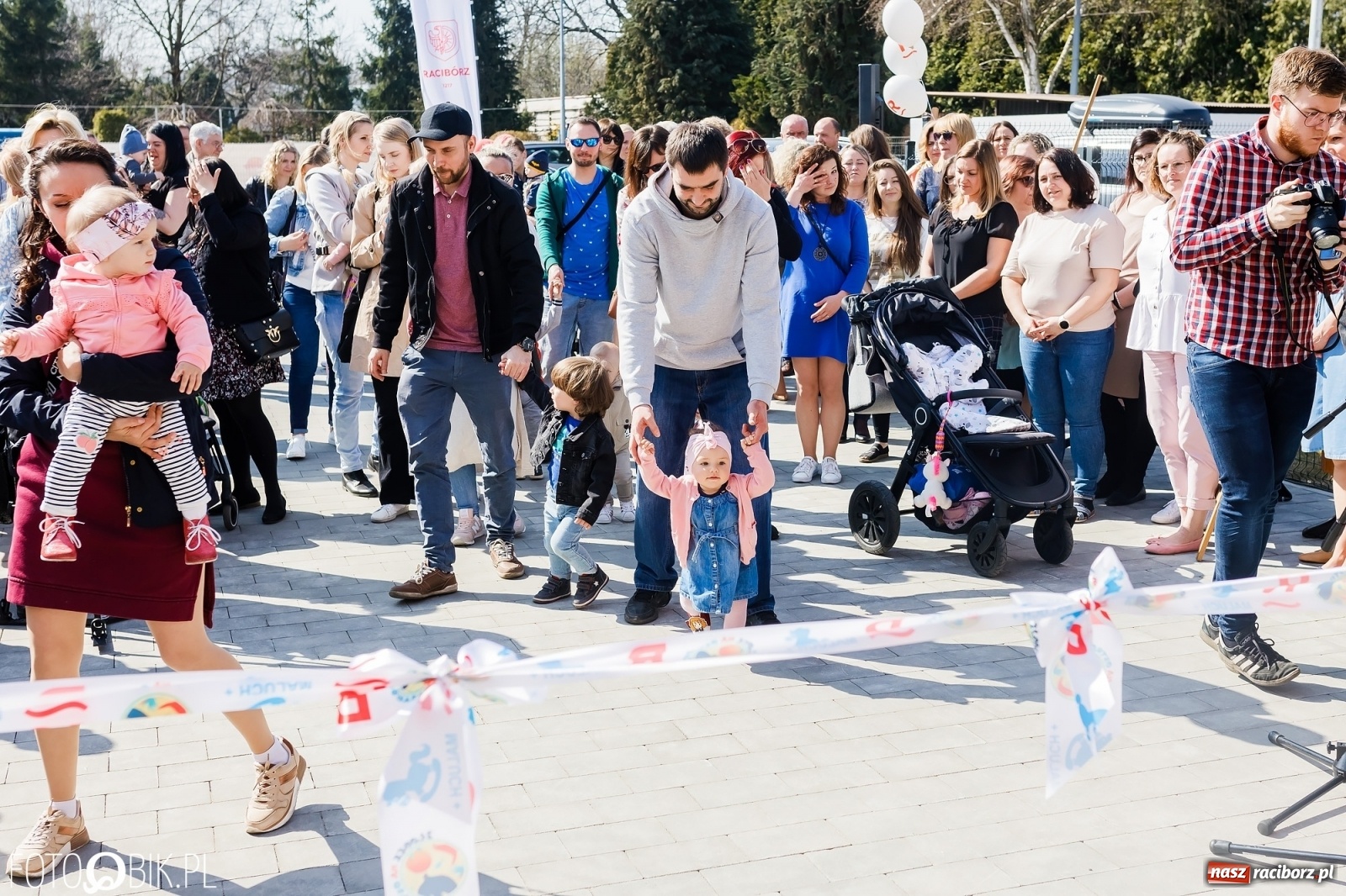 Zdjęcie w galerii na portalu naszraciborz.pl: Spełniona obietnica i superbohater w pelerynie, czyli prezydent i naczelnik otwierają żłobek wiadomości z regionu