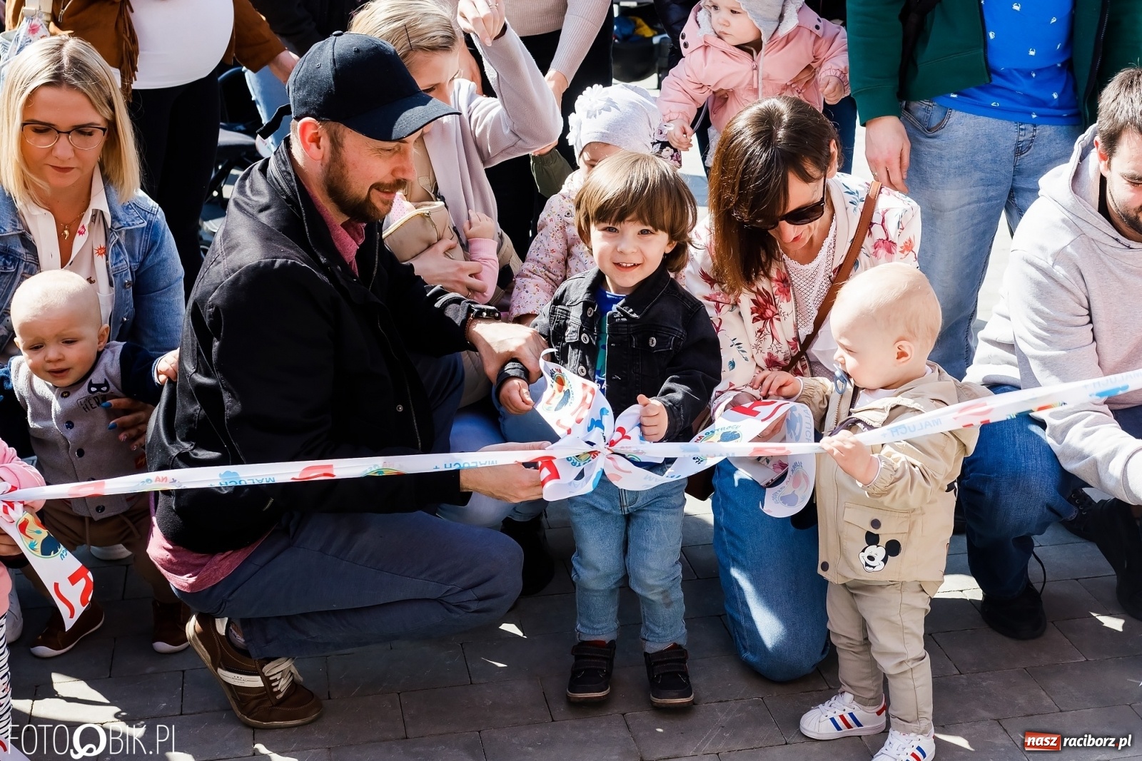 Zdjęcie w galerii na portalu naszraciborz.pl: Spełniona obietnica i superbohater w pelerynie, czyli prezydent i naczelnik otwierają żłobek wiadomości z regionu