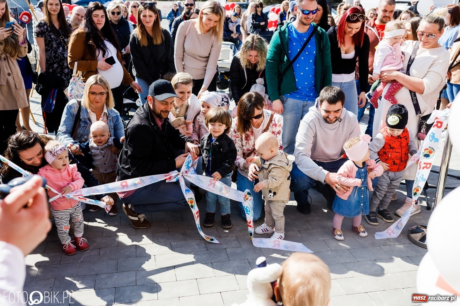 Zdjęcie w galerii na portalu naszraciborz.pl: Spełniona obietnica i superbohater w pelerynie, czyli prezydent i naczelnik otwierają żłobek wiadomości z regionu