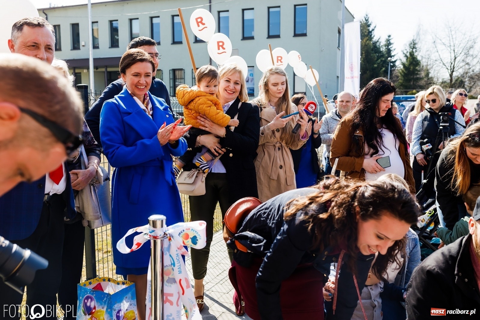 Zdjęcie w galerii na portalu naszraciborz.pl: Spełniona obietnica i superbohater w pelerynie, czyli prezydent i naczelnik otwierają żłobek wiadomości z regionu