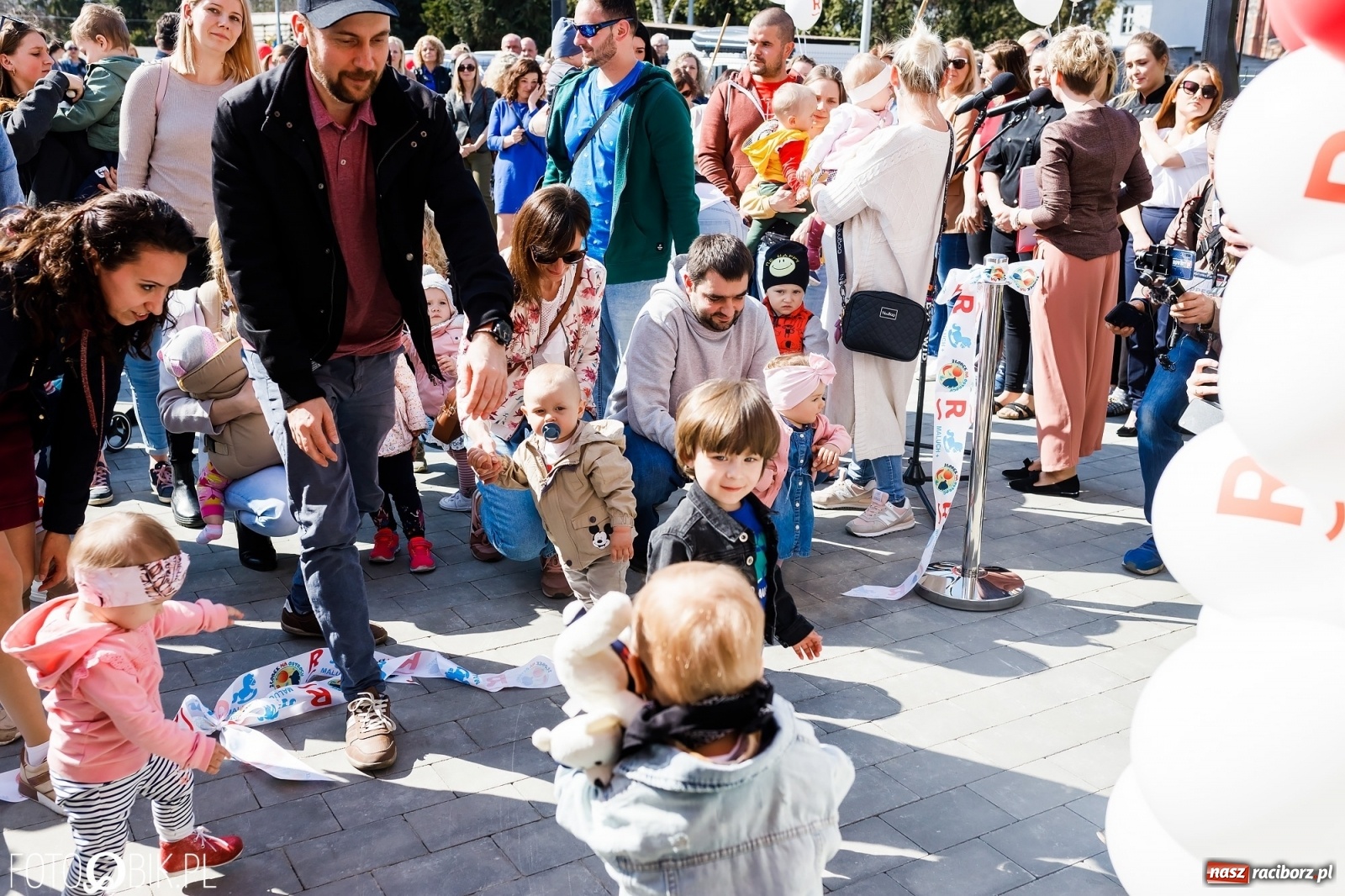 Zdjęcie w galerii na portalu naszraciborz.pl: Spełniona obietnica i superbohater w pelerynie, czyli prezydent i naczelnik otwierają żłobek wiadomości z regionu