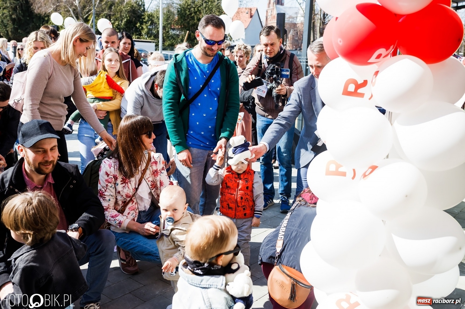 Zdjęcie w galerii na portalu naszraciborz.pl: Spełniona obietnica i superbohater w pelerynie, czyli prezydent i naczelnik otwierają żłobek wiadomości z regionu