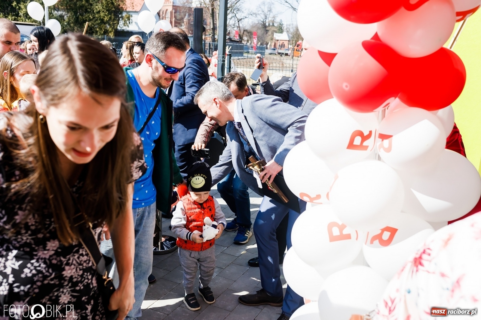 Zdjęcie w galerii na portalu naszraciborz.pl: Spełniona obietnica i superbohater w pelerynie, czyli prezydent i naczelnik otwierają żłobek wiadomości z regionu