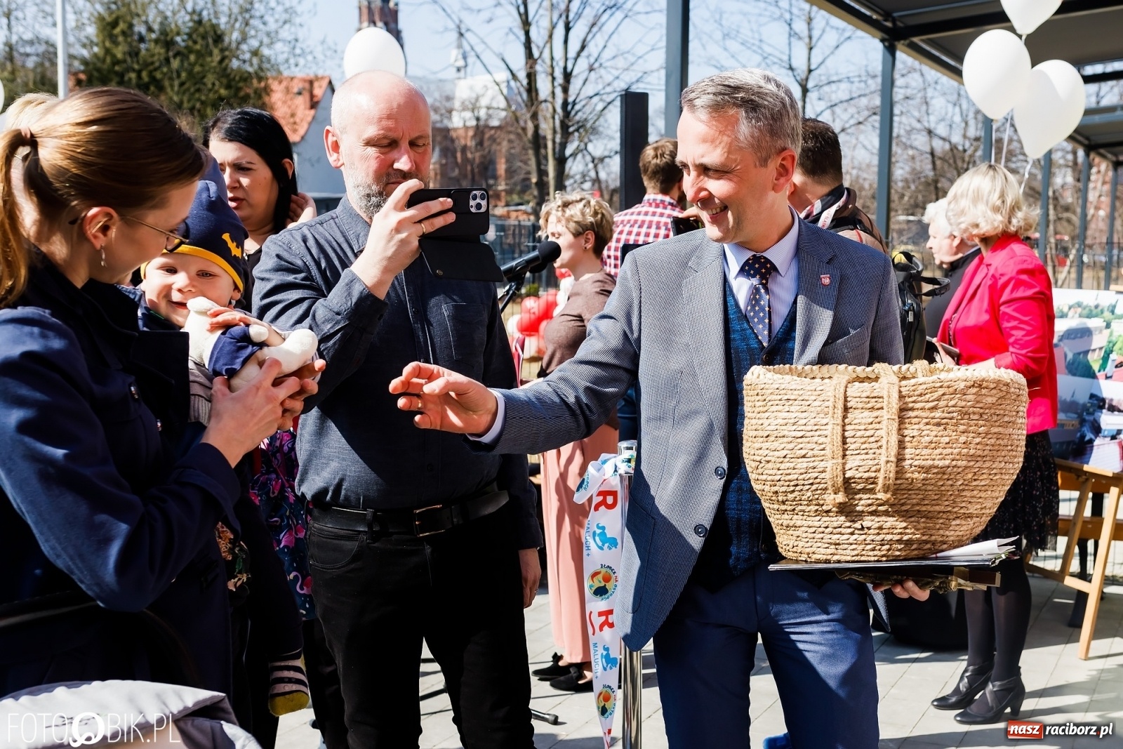 Zdjęcie w galerii na portalu naszraciborz.pl: Spełniona obietnica i superbohater w pelerynie, czyli prezydent i naczelnik otwierają żłobek wiadomości z regionu