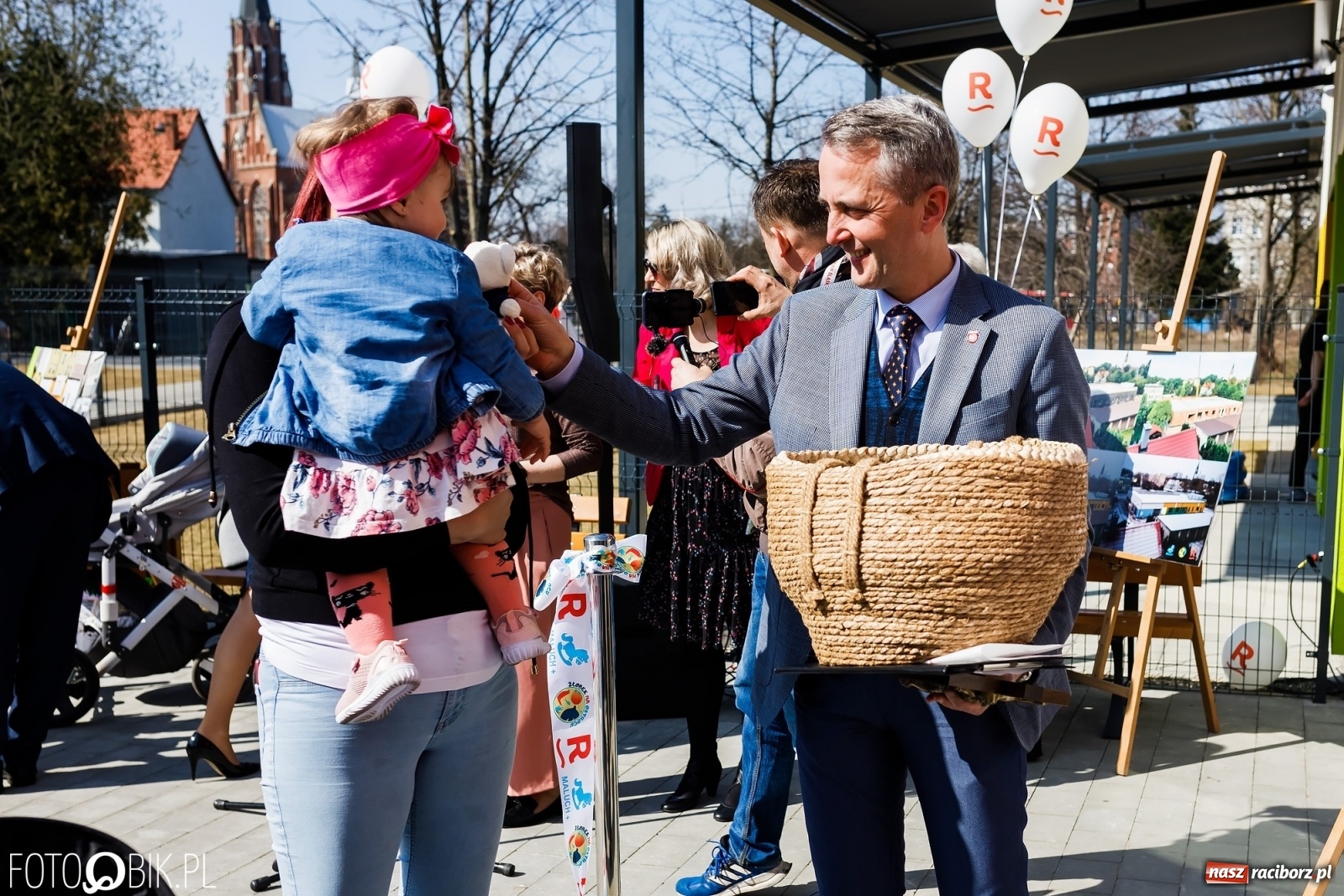 Zdjęcie w galerii na portalu naszraciborz.pl: Spełniona obietnica i superbohater w pelerynie, czyli prezydent i naczelnik otwierają żłobek wiadomości z regionu