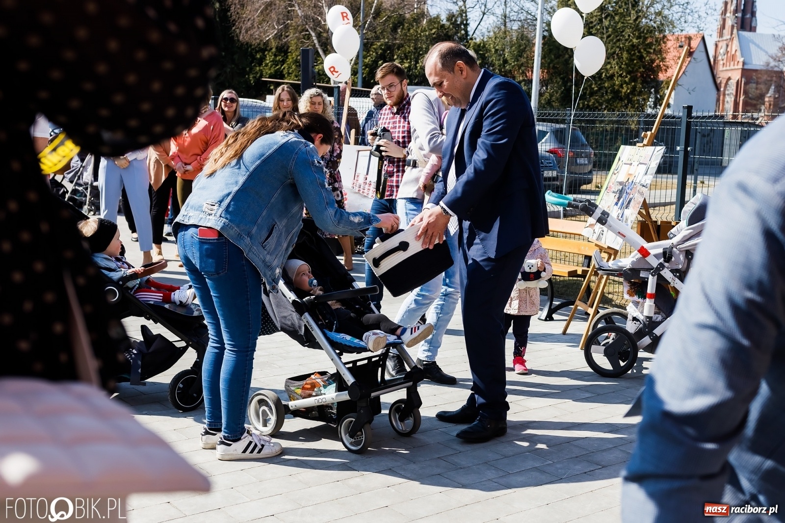 Zdjęcie w galerii na portalu naszraciborz.pl: Spełniona obietnica i superbohater w pelerynie, czyli prezydent i naczelnik otwierają żłobek wiadomości z regionu