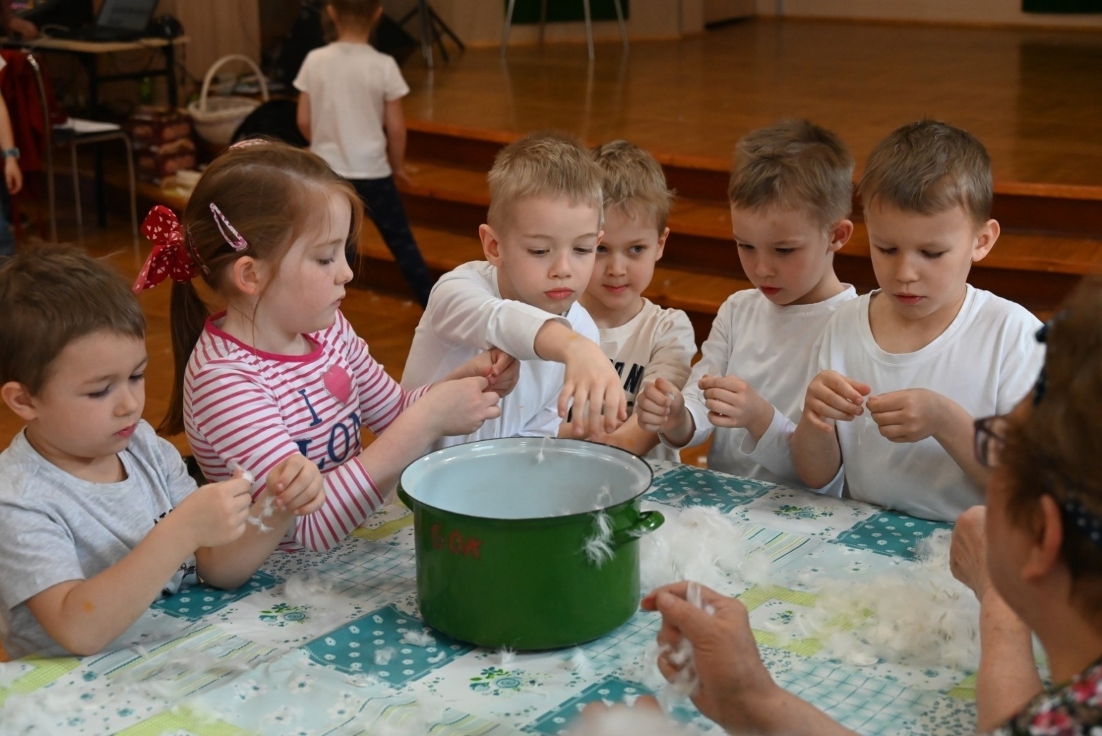 Zdjęcie w galerii na portalu naszraciborz.pl: Szkubanie piyrza było jak dziś grupa na facebooku wiadomości z regionu