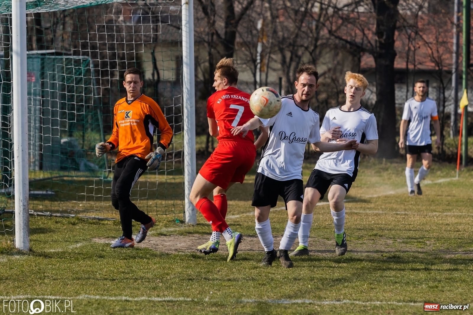 Zdjęcie w galerii na portalu naszraciborz.pl: Sześć goli na Płoni. Faworyt nie zawiódł [FOTO] wiadomości z regionu