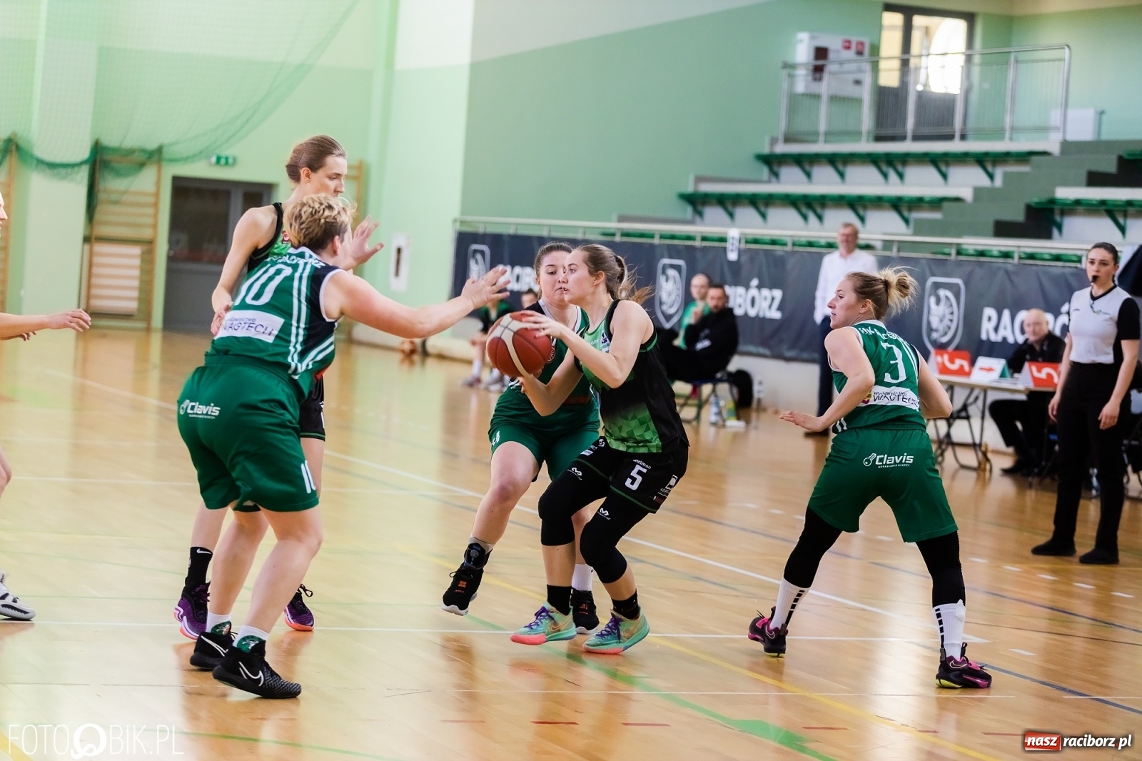 Zdjęcie w galerii na portalu naszraciborz.pl: Korona zwycięska w Raciborzu. Dziwne decyzje sędziów [FOTO] wiadomości z regionu