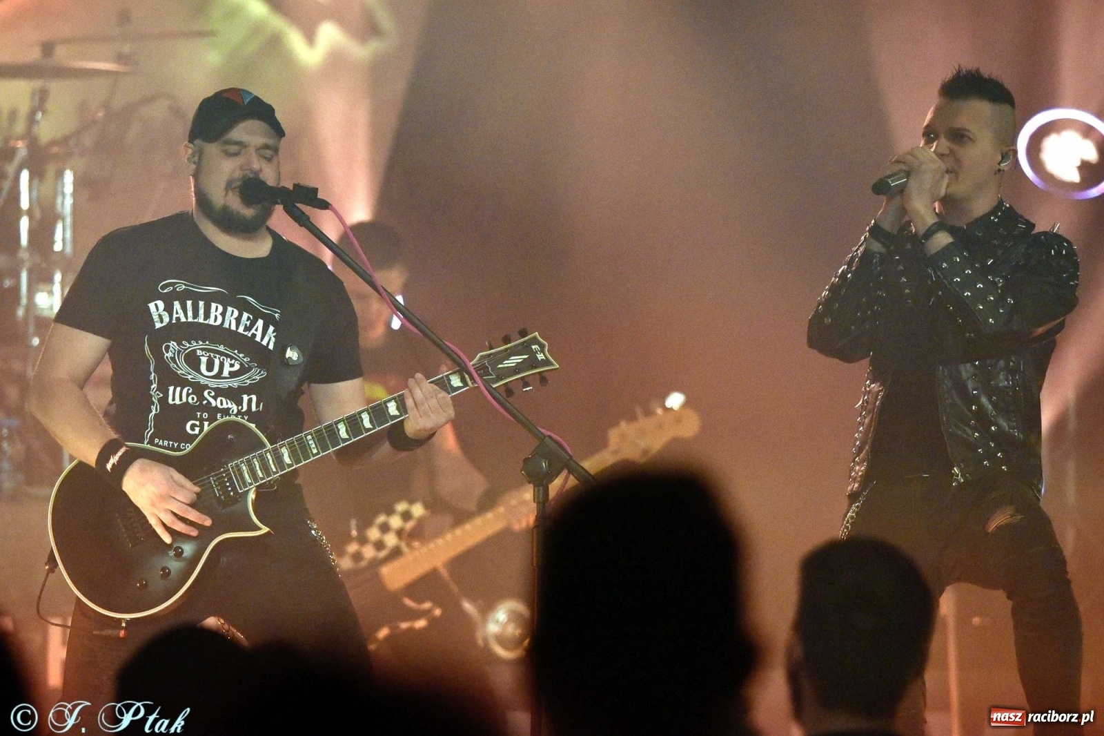 Zdjęcie w galerii na portalu naszraciborz.pl: NOCNY KOCHANEK w Raciborzu. Mocne brzmienie na deskach RCK wiadomości z regionu