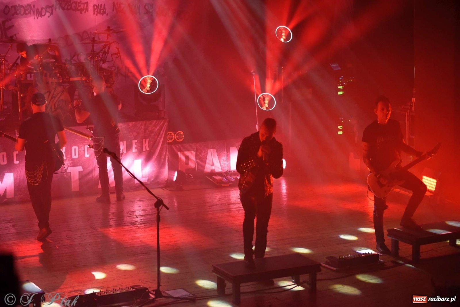 Zdjęcie w galerii na portalu naszraciborz.pl: NOCNY KOCHANEK w Raciborzu. Mocne brzmienie na deskach RCK wiadomości z regionu